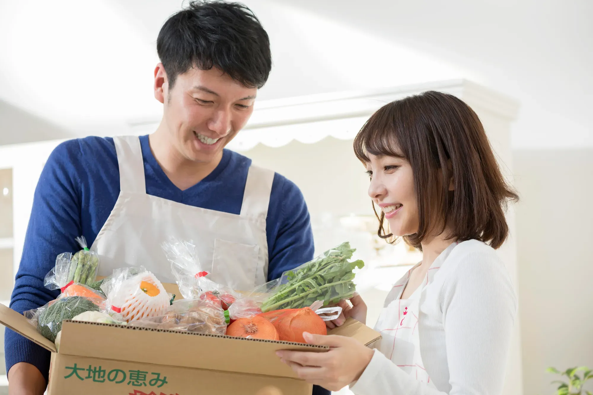 ふるさと納税で届いた特産品を受け取るイメージ