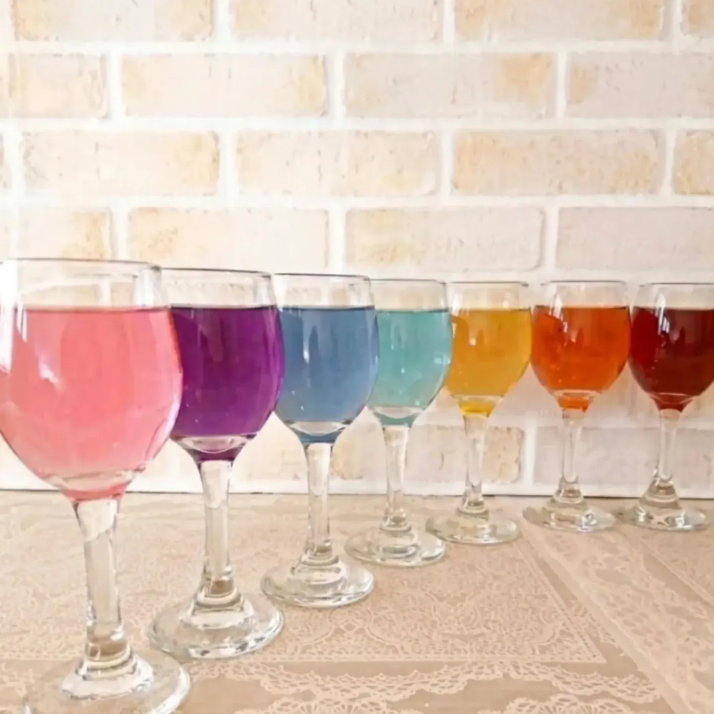 PALETTE 7色のハーブティーを並べたグラス